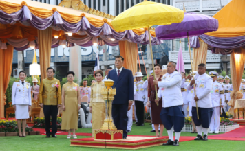 ในหลวง-พระราชินี ทรงเปิดซุ้มประตูเฉลิมพระเกียรติฯ ย่านเยาวราช