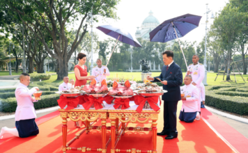 ในหลวง พระราชินี ประกอบพระราชพิธีสังเวยพระป้าย เทศกาลตรุษจีน