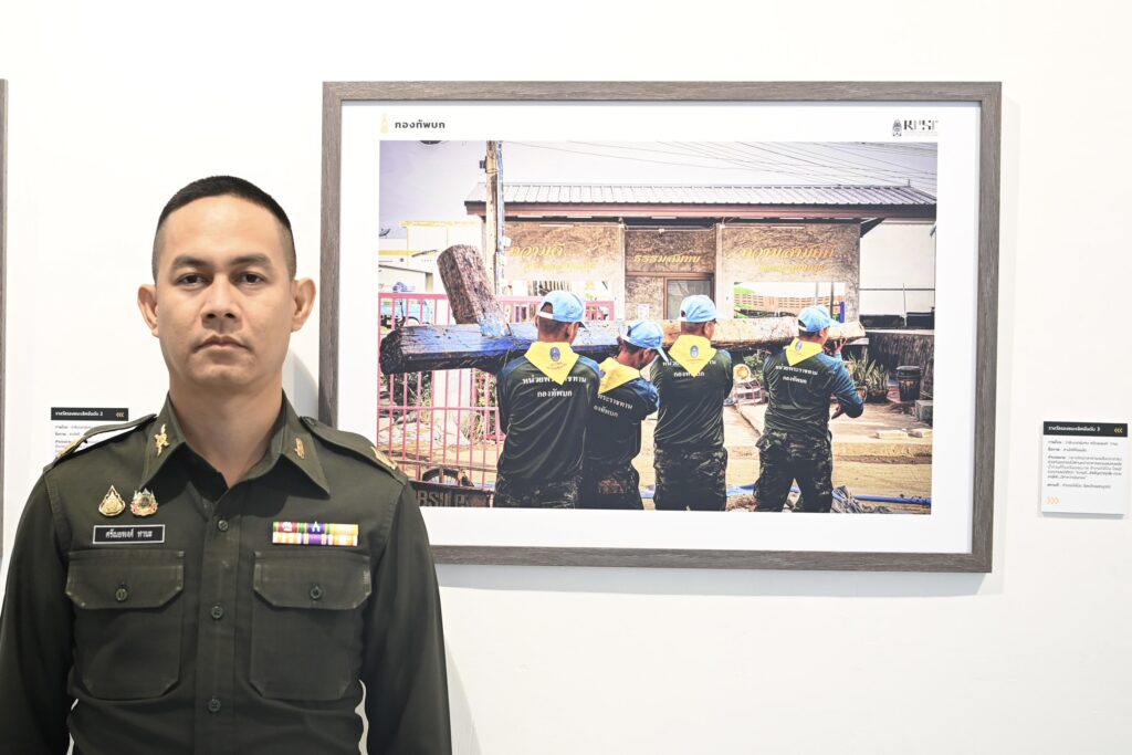 นิทรรศการภาพถ่าย ‘Unseen Moments’ หลากแง่มุมชีวิตทหารผ่านเลนส์ ถึง 26 ม.ค.68 ที่หอศิลปกรุงเทพฯ