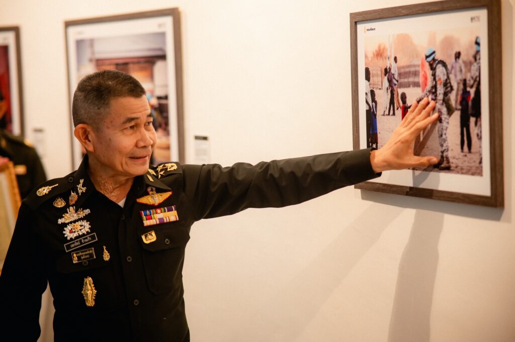 นิทรรศการภาพถ่าย ‘Unseen Moments’ หลากแง่มุมชีวิตทหารผ่านเลนส์ ถึง 26 ม.ค.68 ที่หอศิลปกรุงเทพฯ