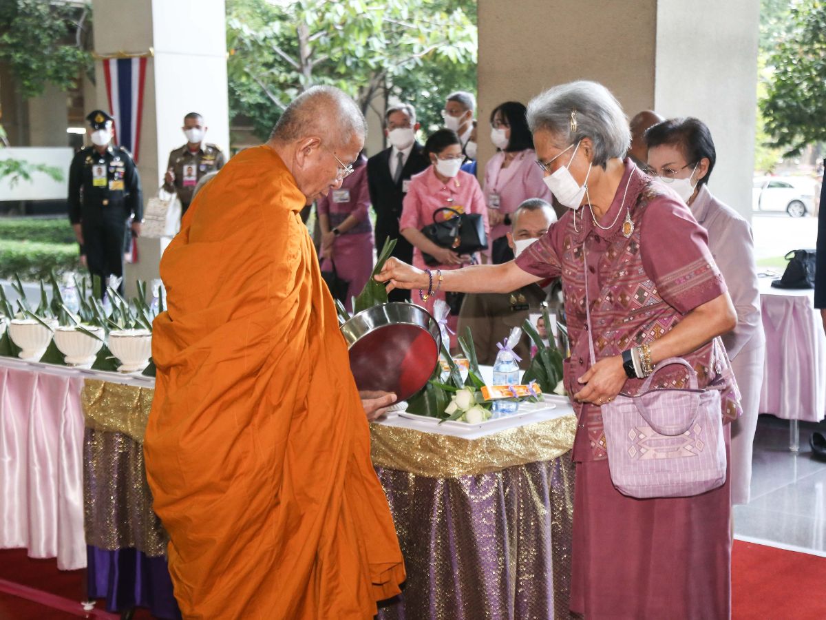 กรมสมเด็จพระเทพฯ เสด็จฯ ทรงบาตร ในโอกาสครบรอบ 108 ปี คณะอักษรศาสตร์ จุฬาฯ