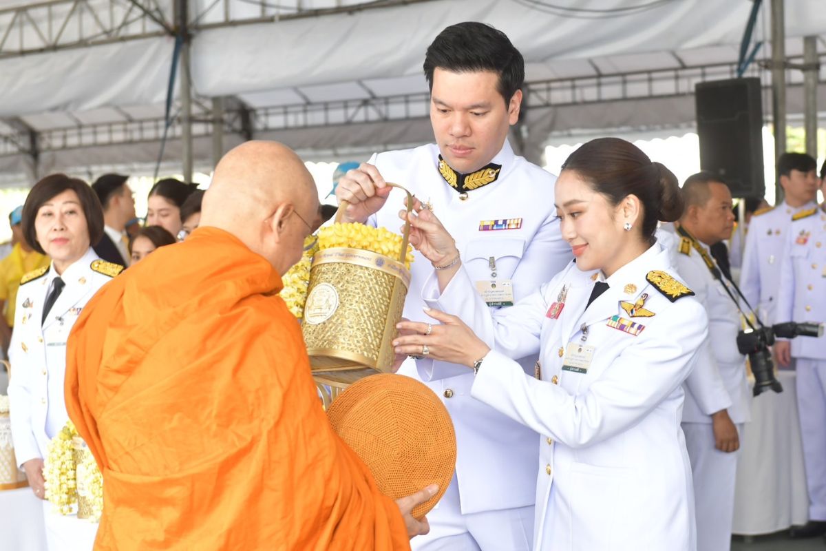 นายกฯทำบุญ-ตักบาตรพระ 173 รูป เนื่องในโอกาส “พระราชพิธีสมมงคล”