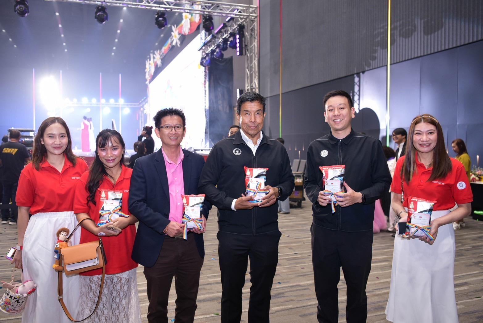 “ข้าวตราฉัตร” ร่วมแสดงความยินดี จดทะเบียนสมรสเท่าเทียม ครั้งแรกในไทย