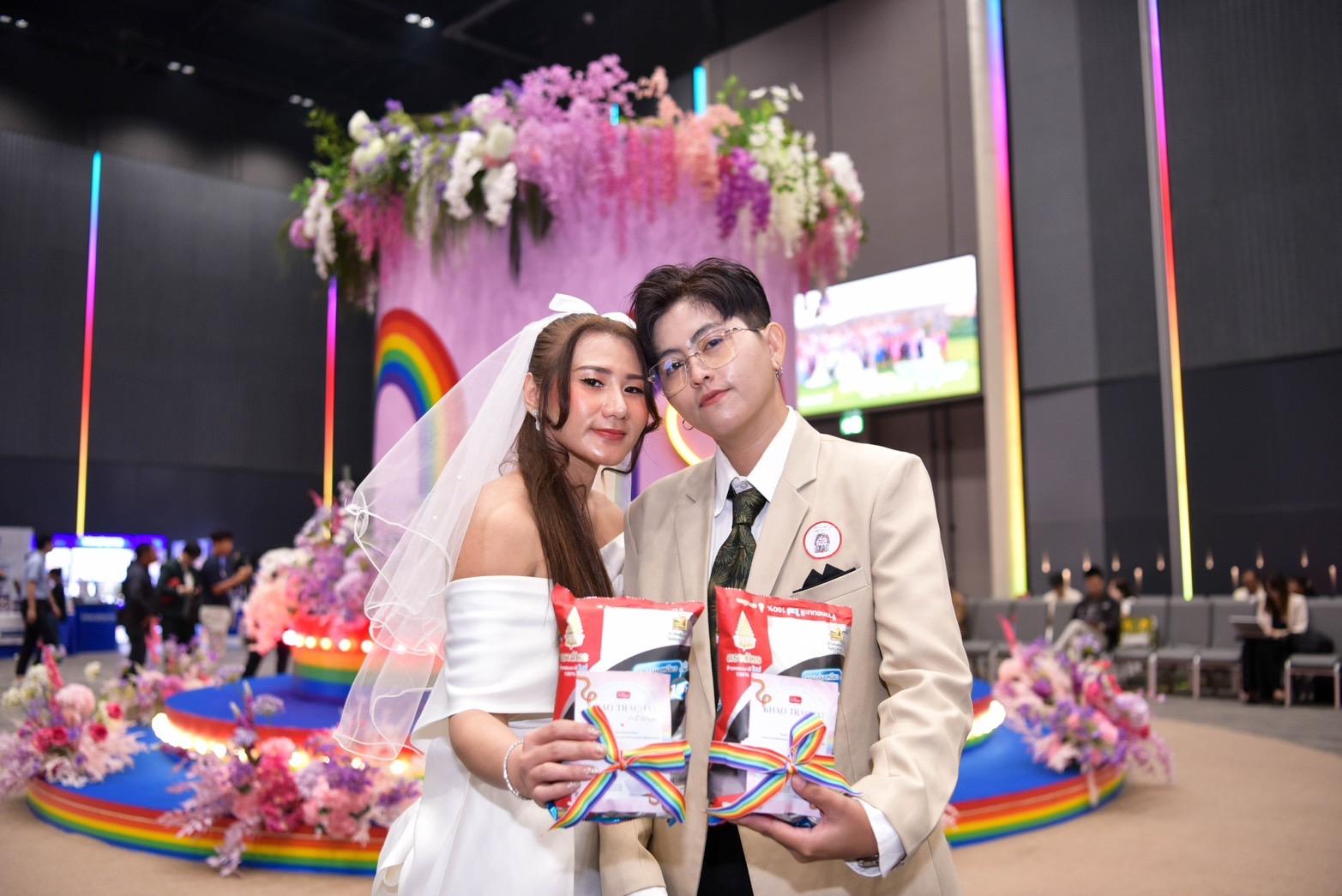 “ข้าวตราฉัตร” ร่วมแสดงความยินดี จดทะเบียนสมรสเท่าเทียม ครั้งแรกในไทย