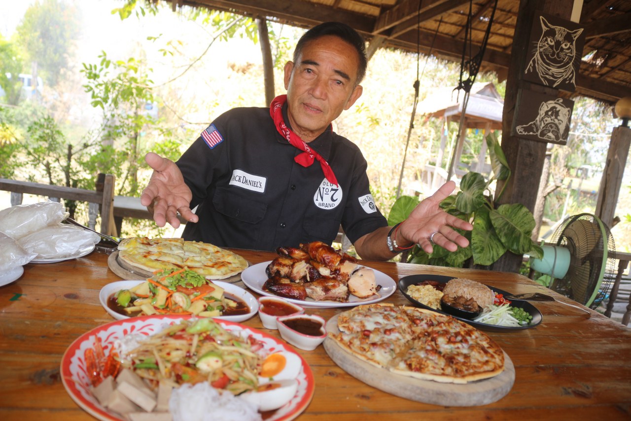 ชิม “พิซซ่าหน้าส้มตำ” แซ่บเว่อร์สไตล์ไทยอีสาน “ร้านกาแฟกลางนา ลุงสม” พิษณุโลก