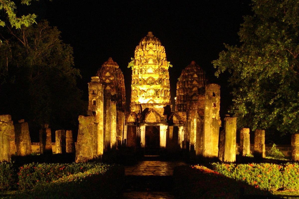 เที่ยวโบราณสถานยามราตรี ที่อุทยานประวัติศาสตร์สุโขทัย ตลอดเดือนกุมภาพันธ์นี้