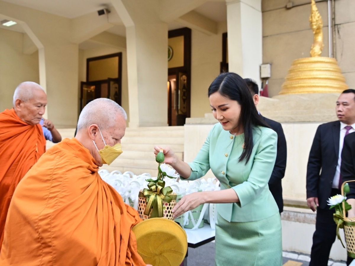 รมว.นฤมล นำ กระทรวงเกษตรฯ ทำบุญ ตักบาตร เพื่อความเป็นสิริมงคล เนื่องในโอกาสวันขึ้นปีใหม่