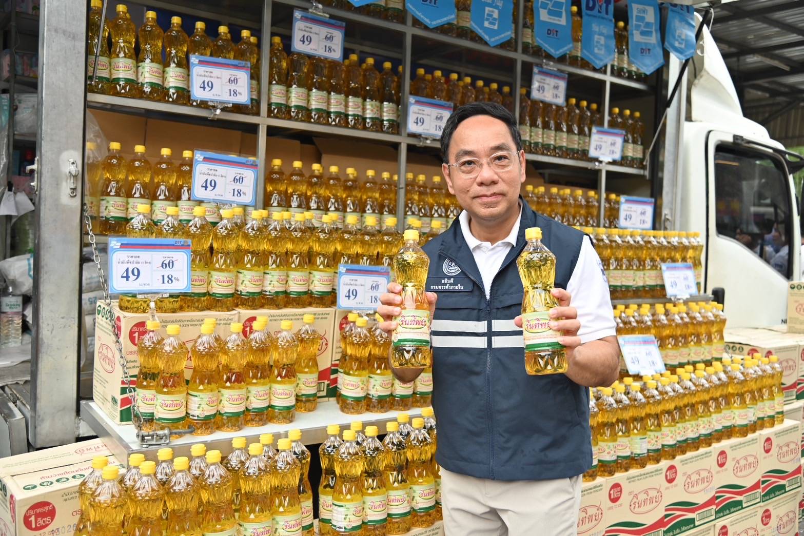 พาณิชย์ลุยจัดลดน้ำมันปาล์ม 3 ล้านขวด ปั๊มน้ำมัน ตลาดสด ถูกสุด 49 บาท/ขวด