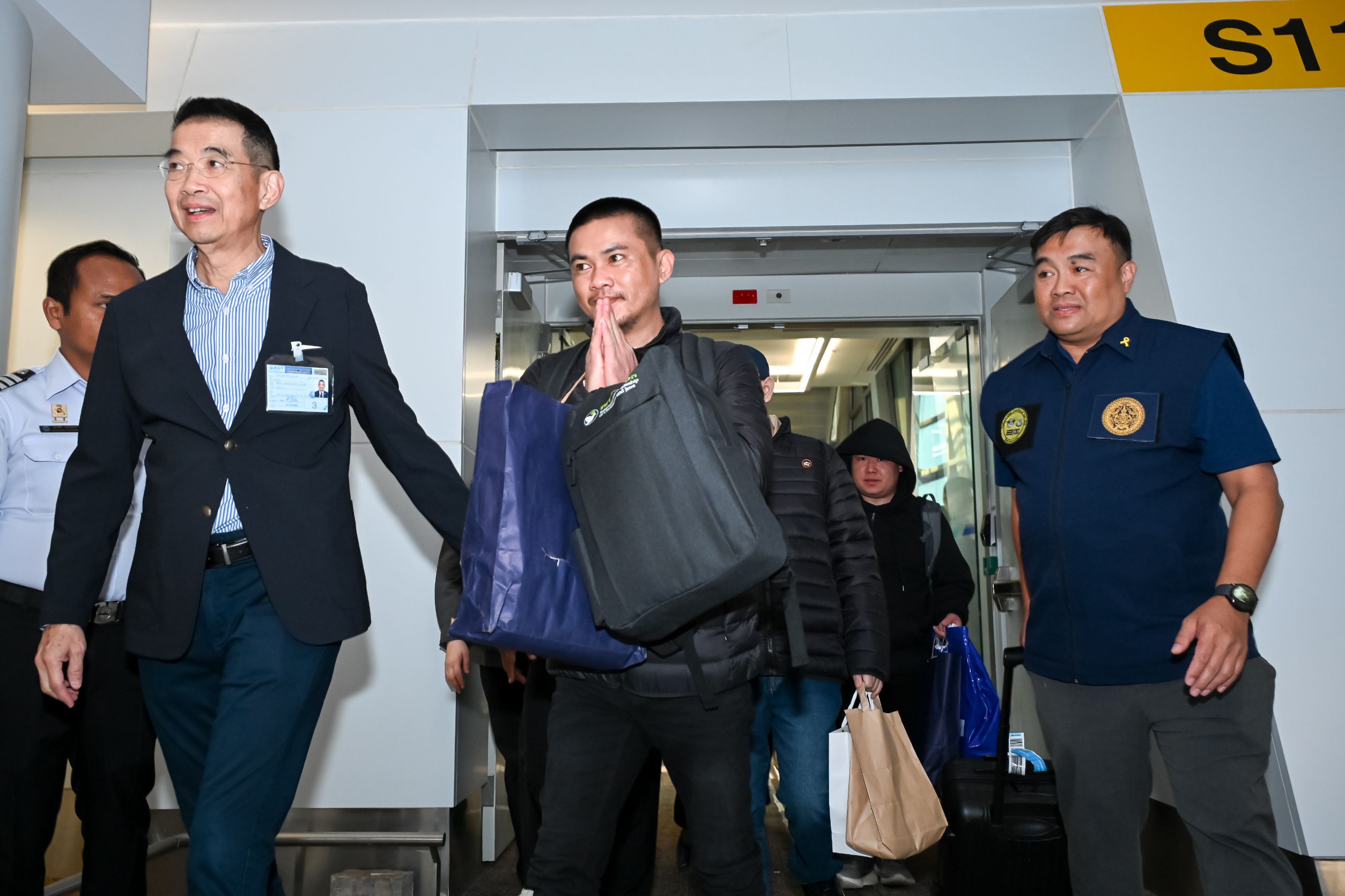 มาริษ รับ 5 คนไทยที่ได้รับการปล่อยตัว-ส่งขึ้นรถตู้กลับบ้าน