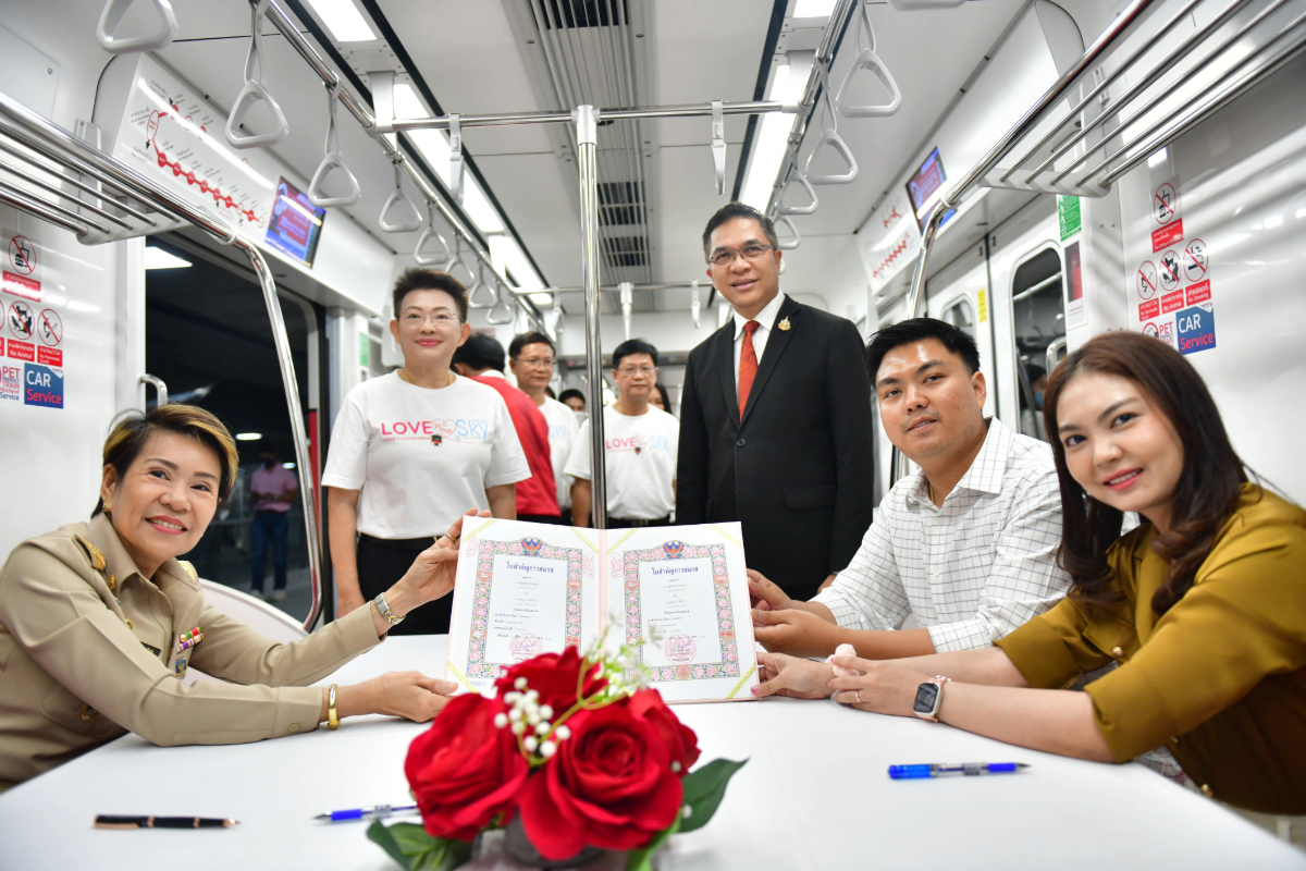 วาเลนไทน์ 2568 จดทะเบียนสมรส 24 คู่รัก ในขบวนรถไฟฟ้าสายสีแดง