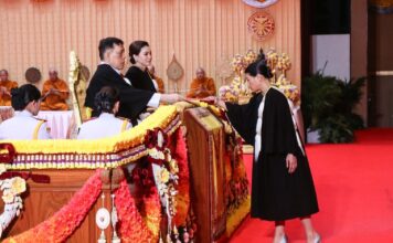 ในหลวง-พระราชินี พระราชทานบริญญาบัตรแก่ผู้สำเร็จการศึกษา ม.ธรรมศาสตร์