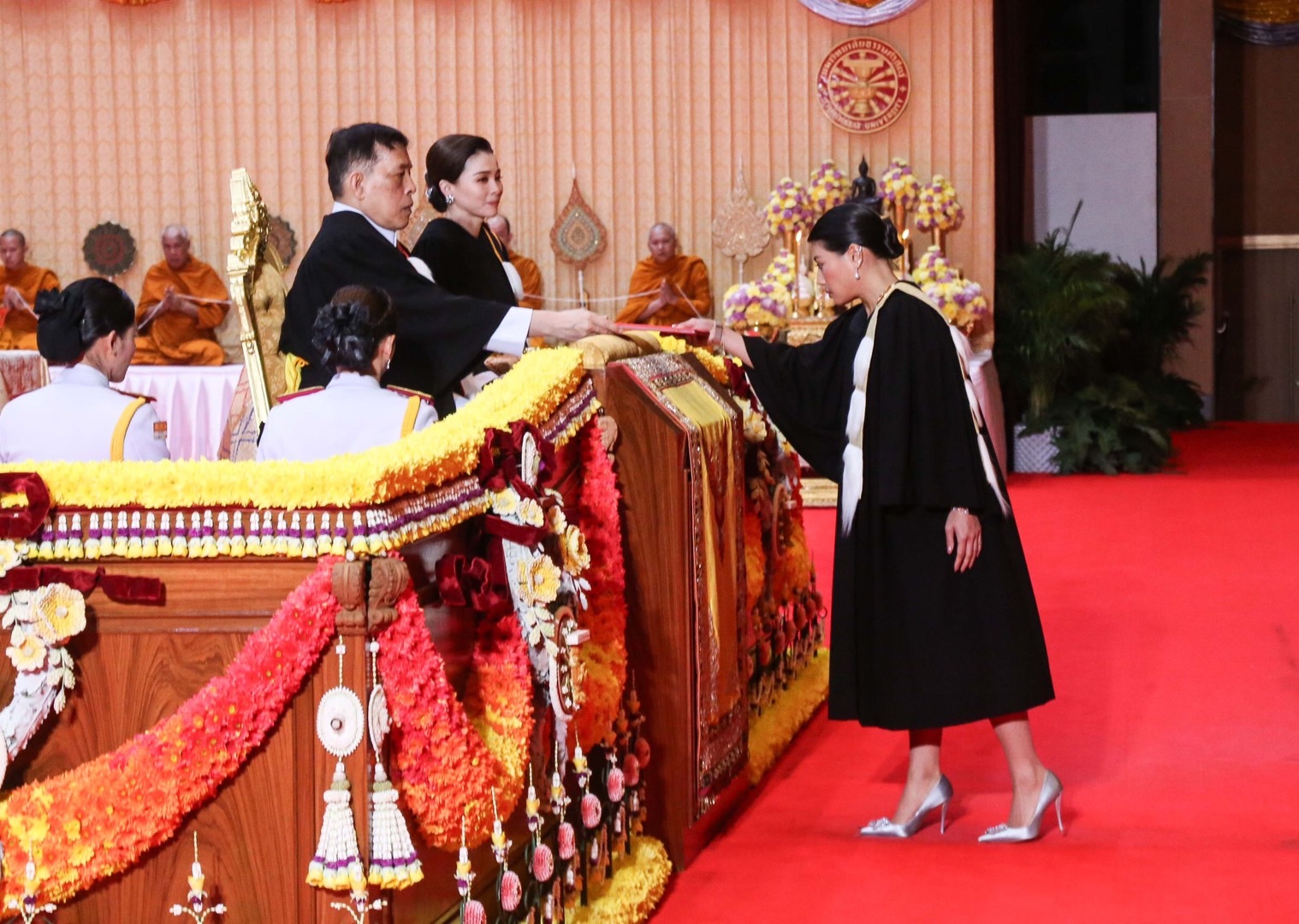 ในหลวง-พระราชินี พระราชทานบริญญาบัตรแก่ผู้สำเร็จการศึกษา ม.ธรรมศาสตร์