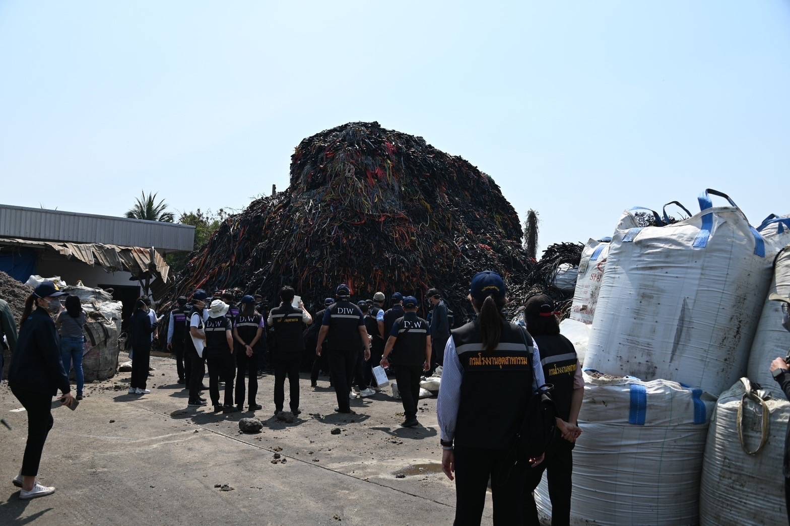 ‘เอกนัฏ’ สั่งหยุดกิจการยึดใบอนุญาต โรงงานพลาสติกเถื่อน จ.สมุทรสาคร