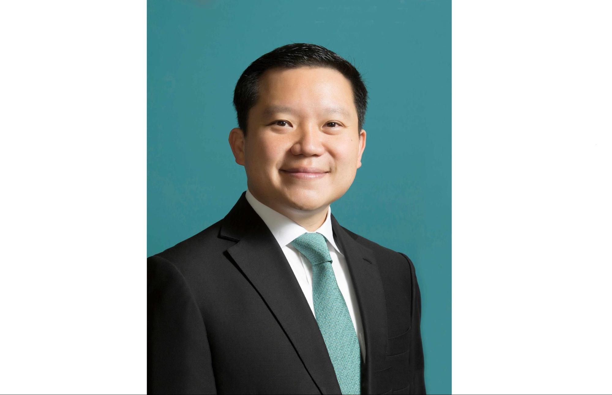 คุณฐาปน ได้รับรางวัล Leader of Business 