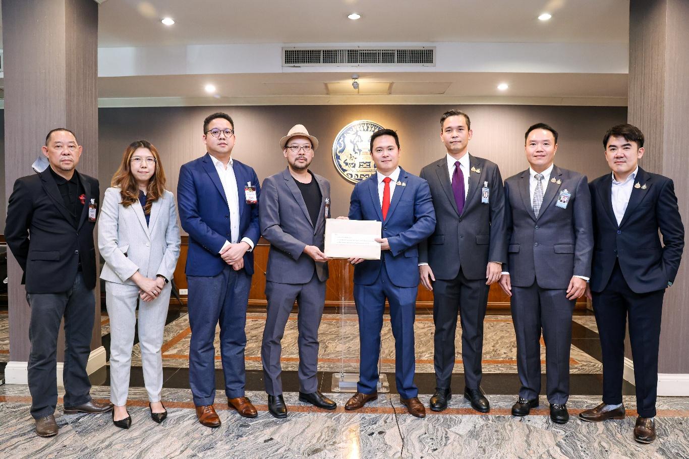 8 กลุ่มผู้ประกอบการฯยื่นหนังสือถึงนายกขอให้รัฐบาลพิจารณาอนุญาตขายเครื่องดื่มแอลกอฮอล์บ่าย2-5โมงเย็น