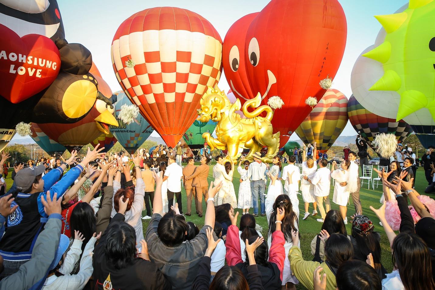 สิงห์ปาร์ค เชียงราย พา 16 คู่รัก ขึ้นบอลลูนบอกรักบนฟ้า โรแมนติกรับวาเลนไทน์