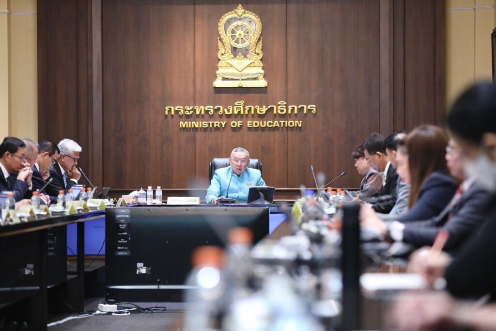 พล.ต.อ.เพิ่มพูน ชิดชอบ รัฐมนตรีว่าการกระทรวงศึกษาธิการ หรือ ศธ.