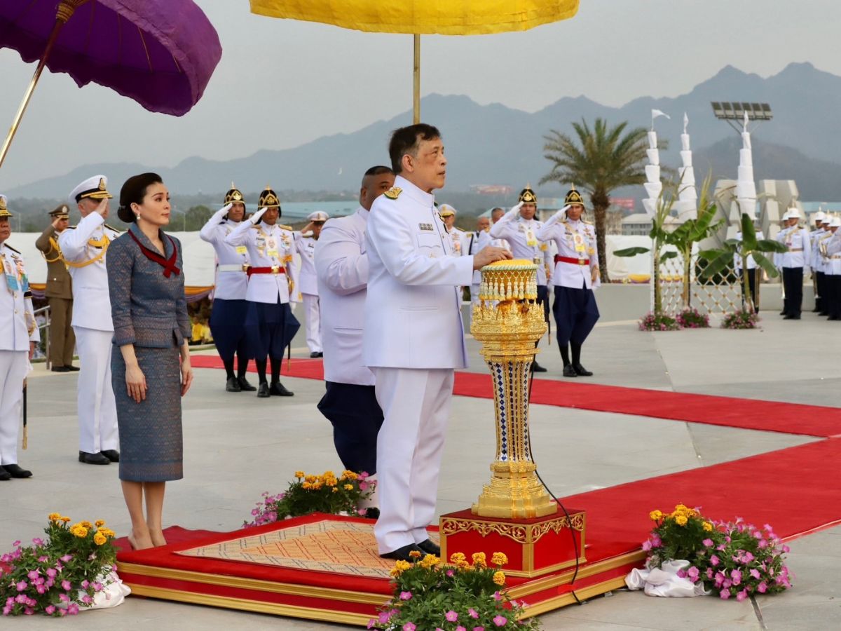 ในหลวง พระราชินี ทรงเปิดโรงเรียนนายเรืออากาศนวมินทกษัตริยาธิราช และพระบรมราชานุสาวรีย์ ร.9