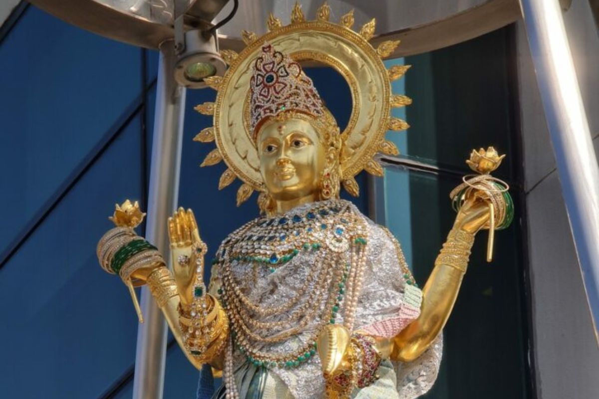 เคล็ดไม่ลับ ขอพรพระแม่ลักษมี เทวีแห่งความรัก อย่างไรให้สมหวัง