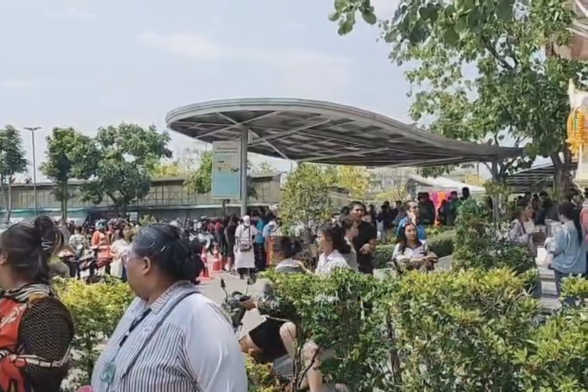 โคราช-แผ่นดินไหวรู้สึกได้ถึงแรงสั่นสะเทือน คนนับพันแห่หนีตายออกจากห้าง