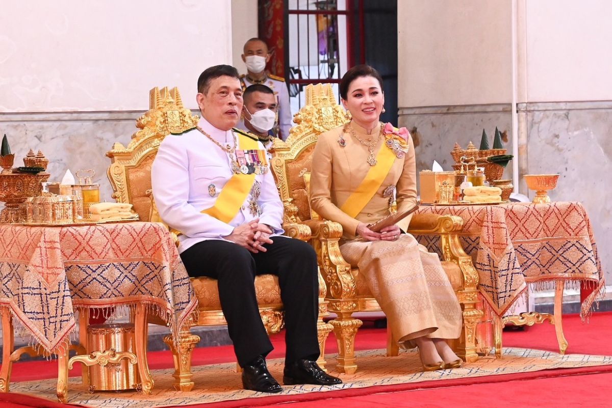 ในหลวง พระราชินี ทรงรับผู้บาดเจ็บจากแผ่นดินไหว ไว้ในพระบรมราชานุเคราะห์