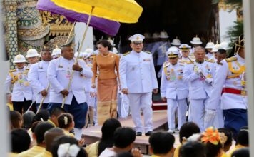 ในหลวง พระราชินี เสด็จฯ เปลี่ยนเครื่องทรงพระแก้วมรกต จากฤดูหนาวเป็นฤดูร้อน