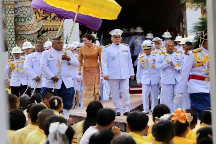 S__15655234 ในหลวง พระราชินี เสด็จฯ เปลี่ยนเครื่องทรงพระแก้วมรกต จากฤดูหนาวเป็นฤดูร้อน