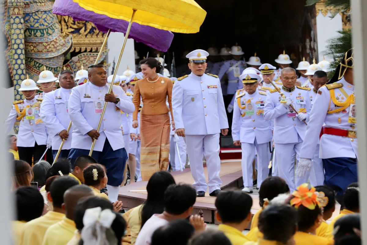 ในหลวง พระราชินี เสด็จฯ เปลี่ยนเครื่องทรงพระแก้วมรกต จากฤดูหนาวเป็นฤดูร้อน