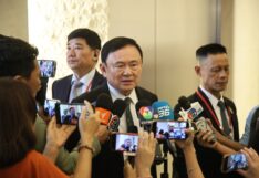 ทักษิณ แนะคุย ทูตอียู แจงปมส่งอุยกูร์ มองการกดดันไม่กระทบรัฐบาล 