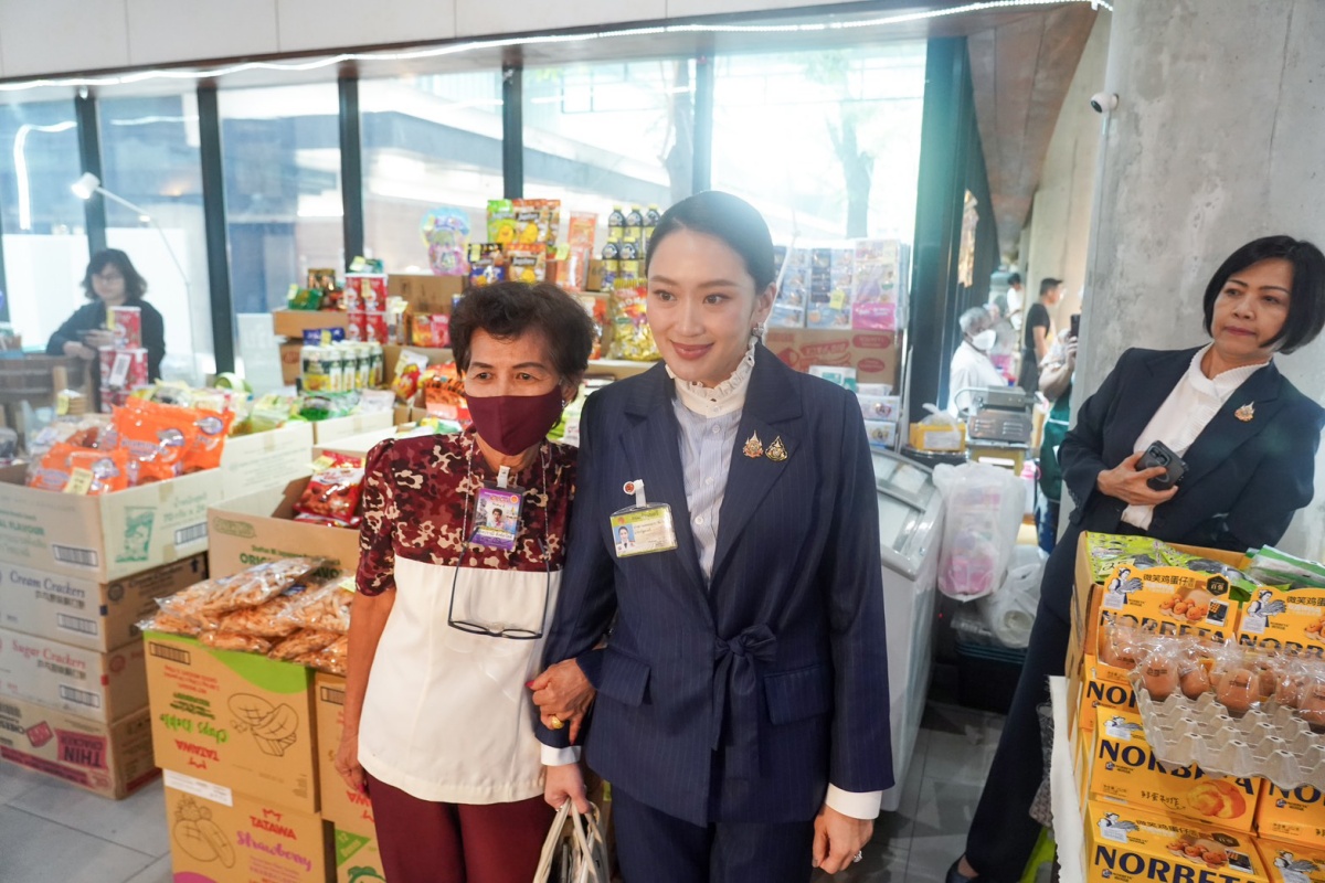 นายกฯ แวะเยี่ยมโรงอาหารสภา หลังเสร็จศึกซักฟอก สั่ง ‘กุยช่าย-ขนมปัง’ กินช่วงบ่าย