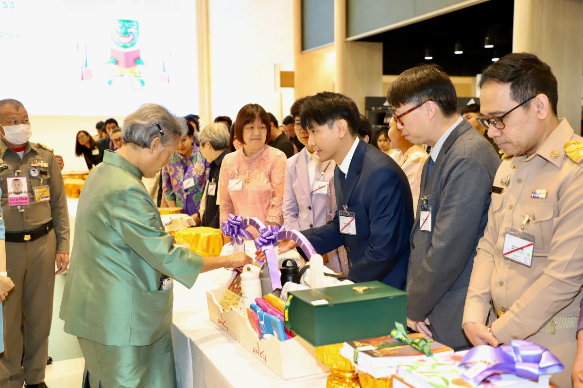 กรมสมเด็จพระเทพฯ ทรงเปิดงานสัปดาห์หนังสือแห่งชาติ ครั้งที่ 53 พระราชทานรางวัลหนังสือดีเด่น สนพ.มติชน 4 เล่ม