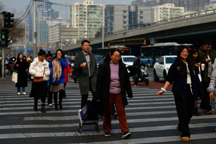 China ผู้คนเดินถนนในปักกิ่ง ภาพโดย REUTERS/Tingshu Wang