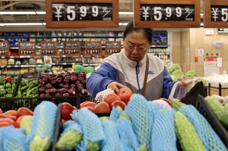 China ผู้บริโภคเลือกซื้อสินค้าในซูเปอร์มาร์เก็ต ปักกิ่ง ภาพโดย REUTERS/Florence Lo