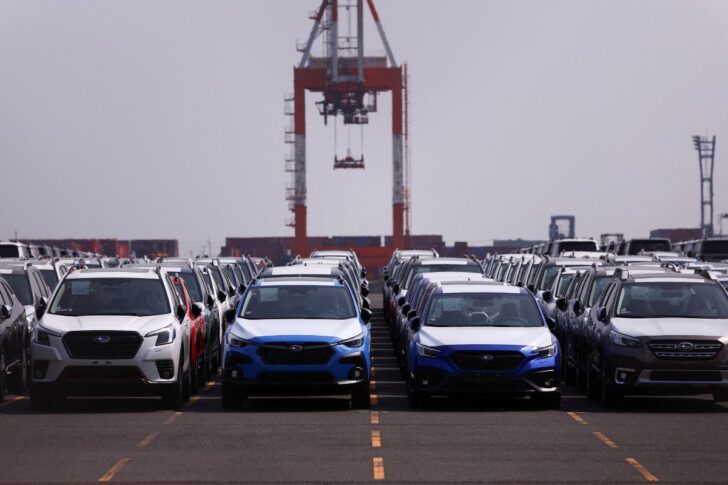 Car รถยนต์ประกอบใหม่หมาดรอคอยการส่งออกที่ท่าเรือ ภาพโดย REUTERS/Issei Kato