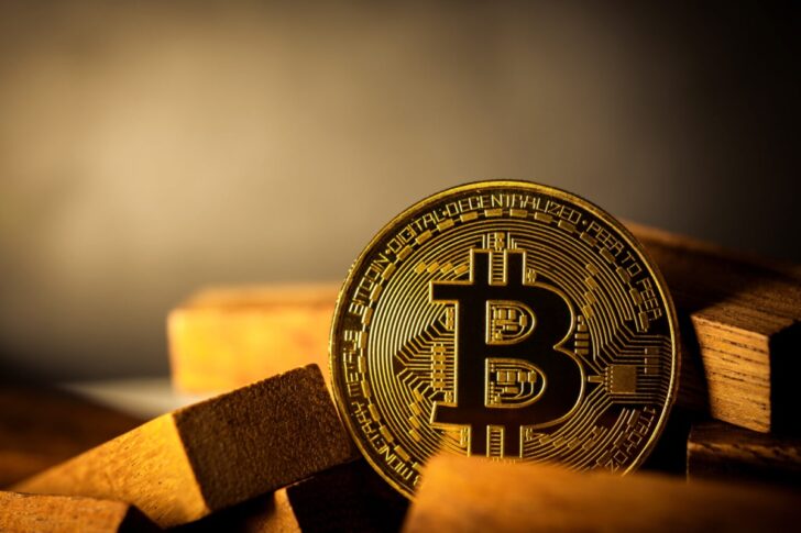 bitcoin-cryptocurrency-digital-money-golden-coin-technology-business-concept_0-1536x1025 ราคาบิตคอยน์วันนี้ (19 มี.ค.) ปรับลง 1.36% อยู่ที่ 82,753 เหรียญสหรัฐ