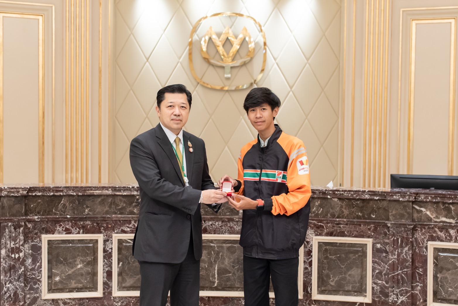 ซีอีโอซีพี ชูพนง.เซเว่น ช่วยแมวตกน้ำ ต้นแบบซีพีอาสา ร้อยเรียงความดี