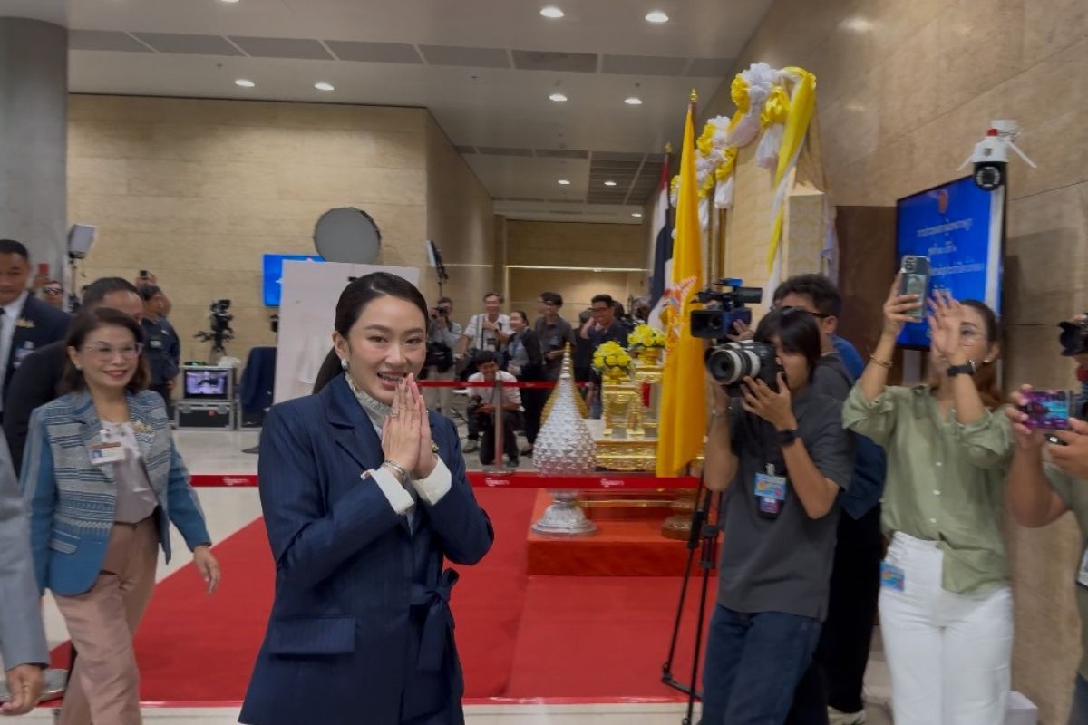 นายกฯยิ้มเข้าสภา ก่อนลงมติซักฟอก เชื่อรัฐบาลไร้งูเห่า