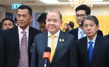 นายพิชัย นริพทะพันธ์