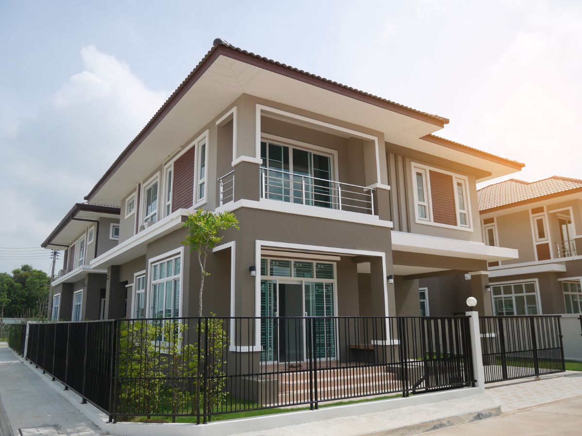 กูรูอสังหาฯ แนะ 4 ข้อต้องคิดก่อนซื้อบ้าน มองตลาดปี’68 ใครก็ได้ประโยชน์