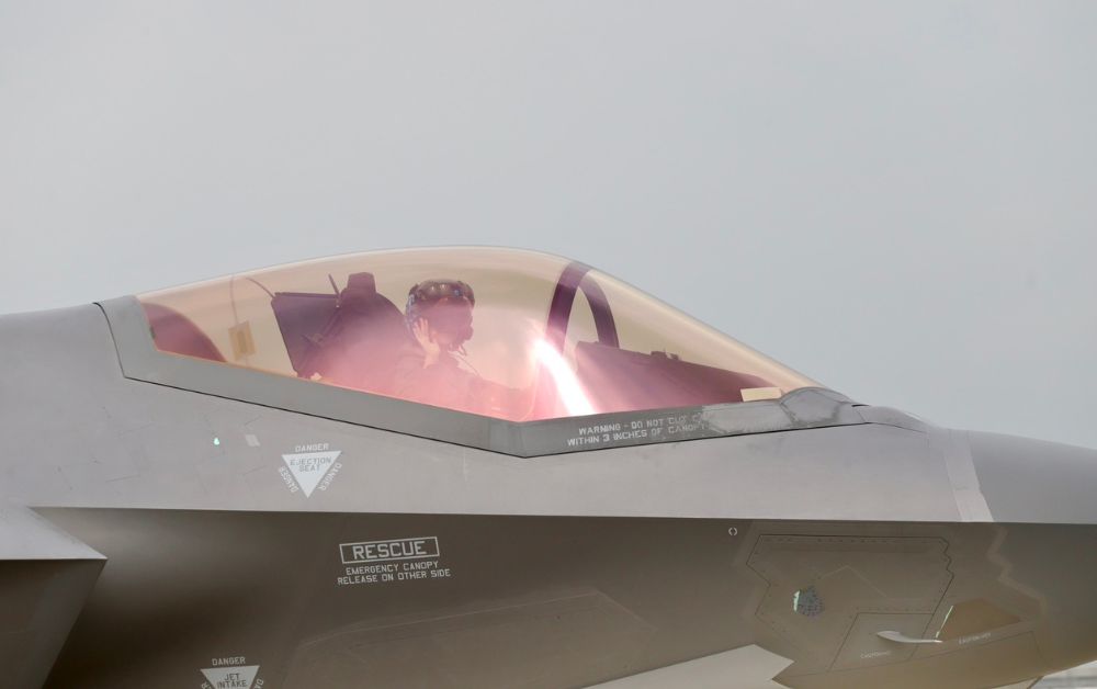 รู้จัก นาวาอากาศตรี เมลานี คลูสเนอร์ นักบินหญิง F-35 Air Show สนั่นดอนเมือง