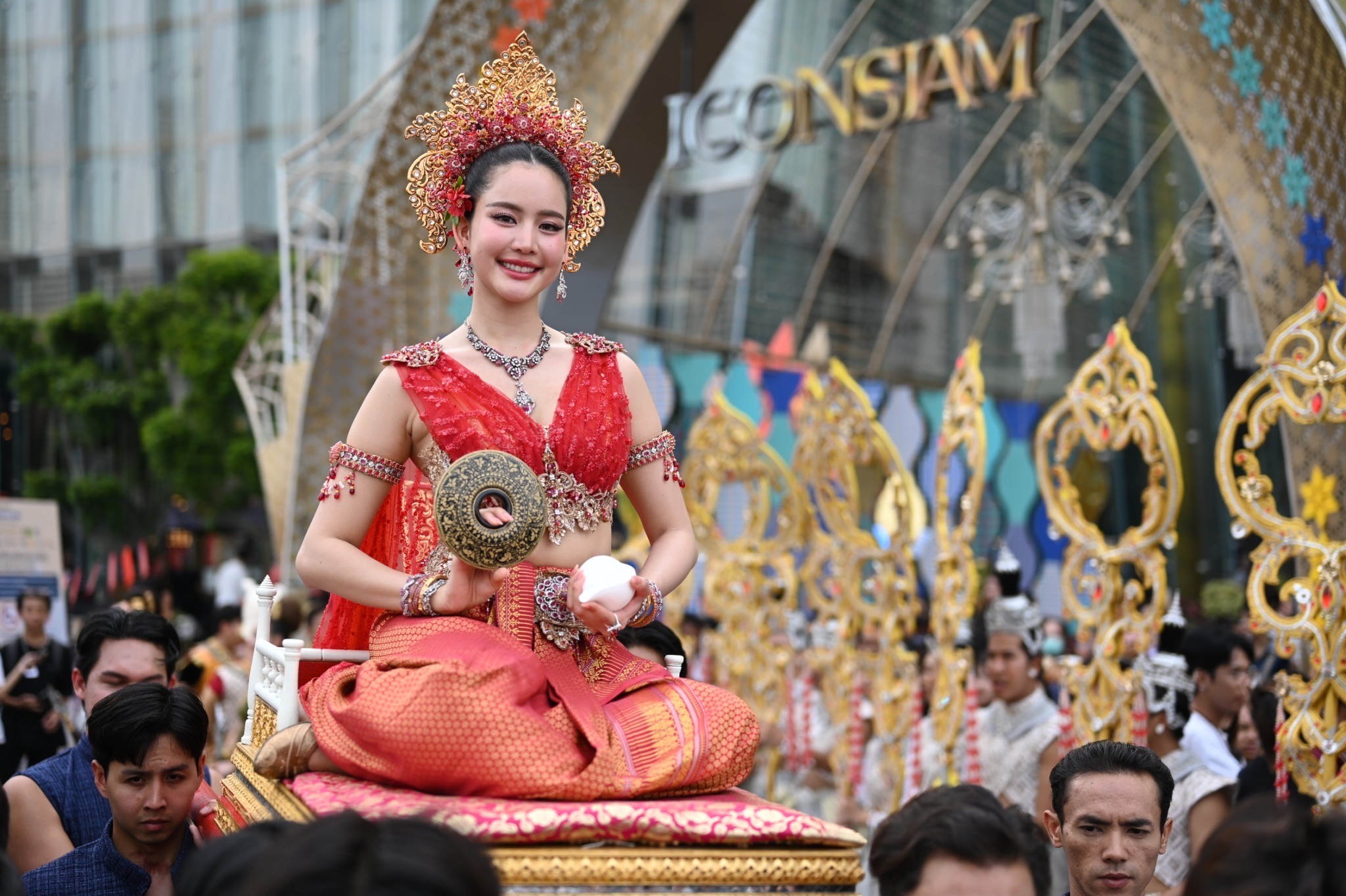 สงกรานต์ ไอคอนสยาม เริ่มแล้ว ตระการตาขบวนแห่ริมเจ้าพระยา
