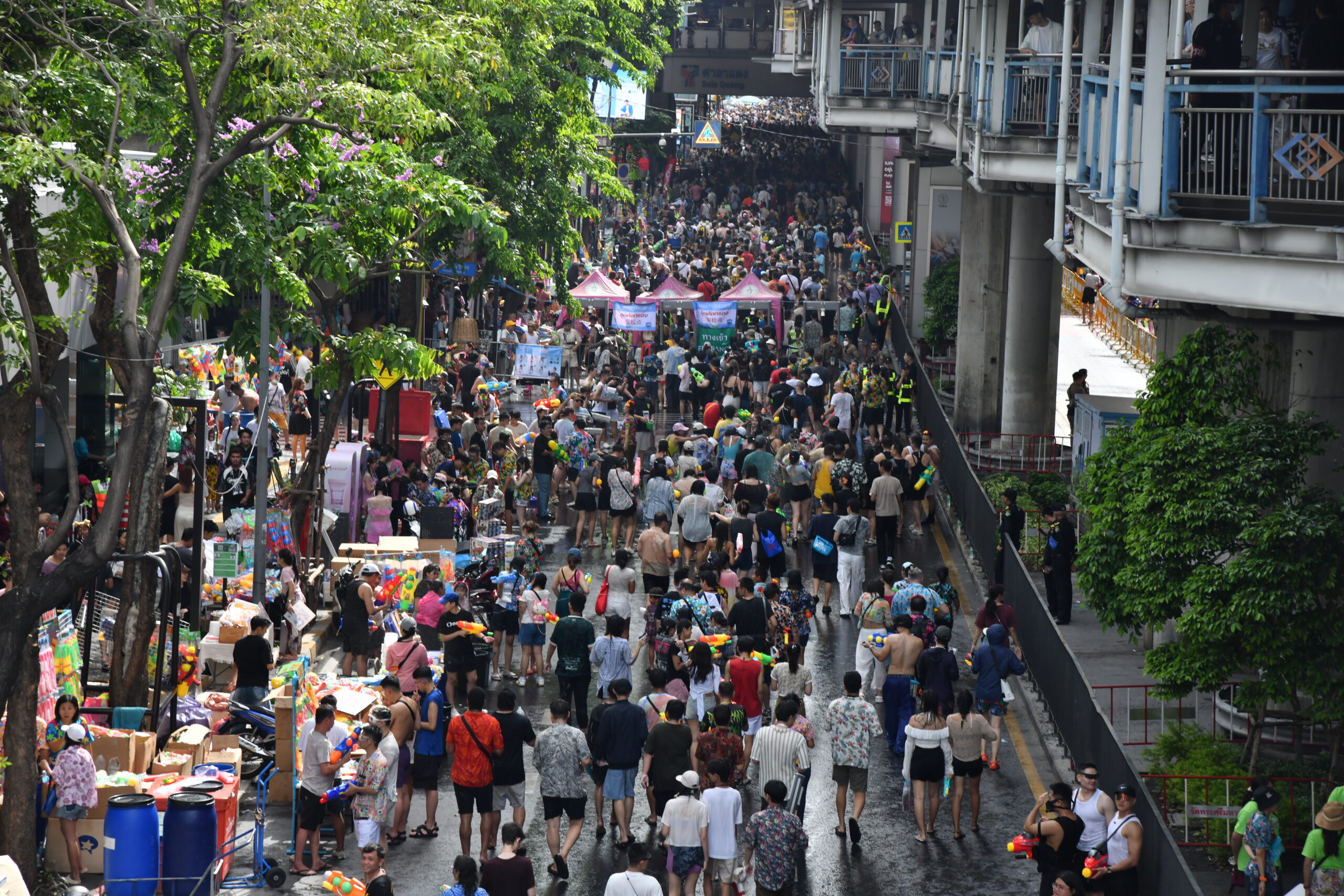 สงกรานต์ 2568 ประมวลภาพบรรยากาศเล่นน้ำฉ่ำ แลนด์มาร์กทั่วกรุงสุดคึกคัก