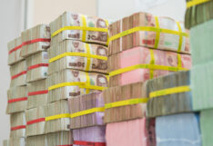 Banks rake in profits กำไรธนาคาร