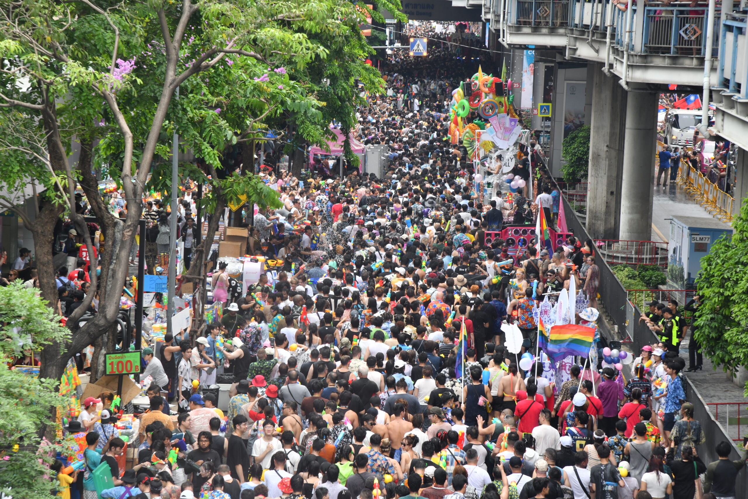 สงกรานต์สีลม วันสุดท้ายคึกคัก ผู้คนเนืองแน่น แห่ร่วมขบวนไพรด์พาเหรด