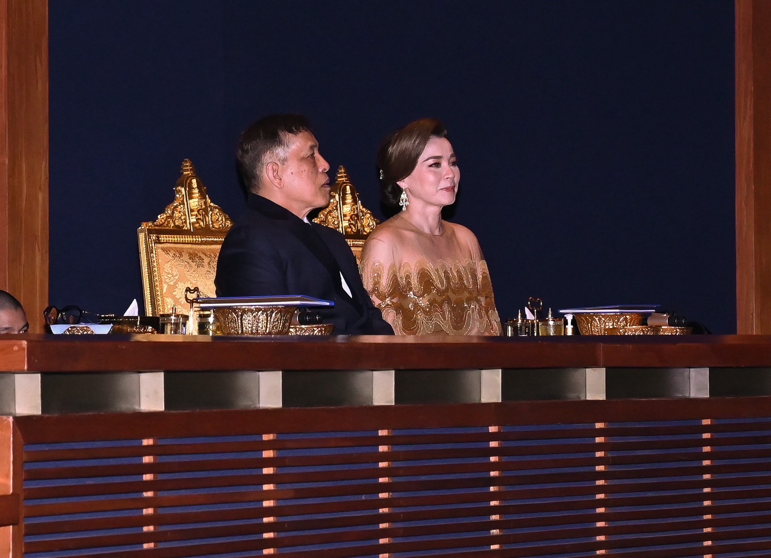 ในหลวง-พระราชินี ทอดพระเนตรการแสดง “แซ่ซ้องทศมสยามินทร์ นาฏศิลป์ไทย-ตะวันตก”