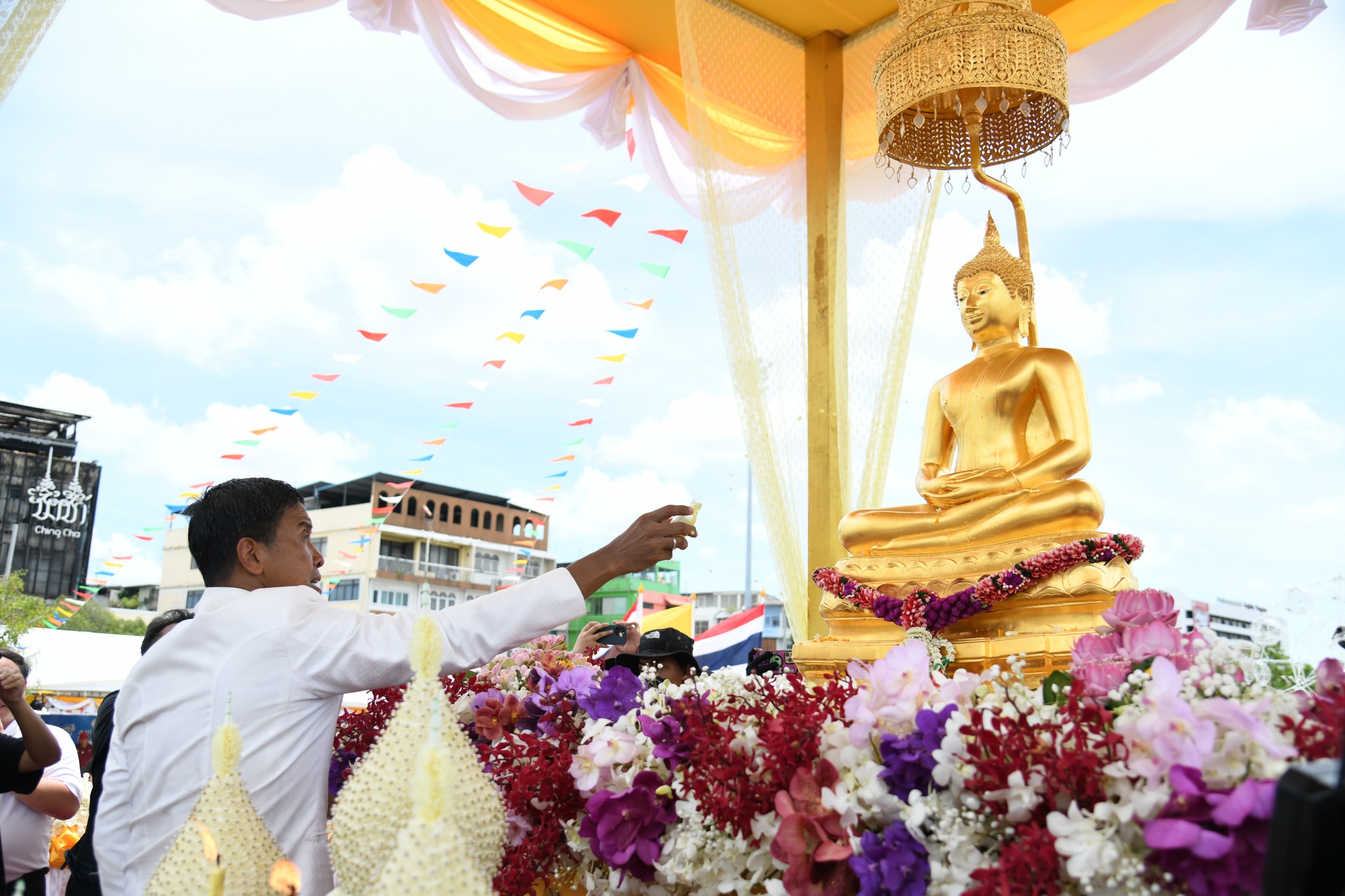อัญเชิญพระพุทธสิหิงค์ ประดิษฐานลานคนเมือง ให้ประชาชนสักการะรับสงกรานต์