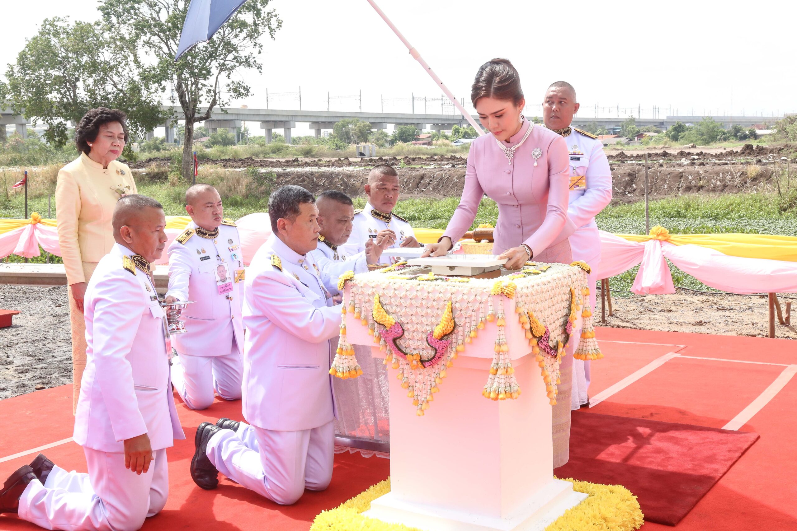 พลตรีหญิง ท่านผู้หญิงอรอนงค์ ปิยนาฎวชิรพัทธ์ เป็นผู้แทนพระองค์ ในพิธีวางศิลาฤกษ์วิหารปฐมวนาราม และเททองหล่อยอดพระเกศพระพุทธปิยนาฏวชิรพัทธ์ ณ วัดปฐมวนาราม อำเภอเมืองปทุมธานี จังหวัดปทุมธานี วันที่ 19 เมษายน 2568