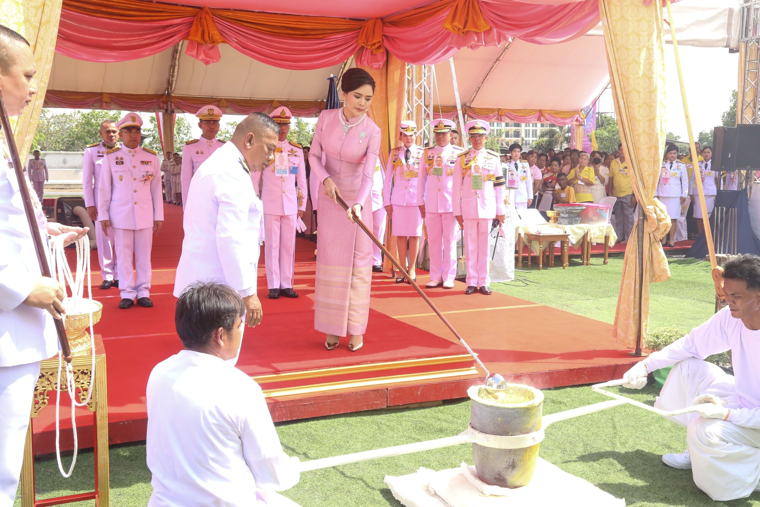 พลตรีหญิง ท่านผู้หญิงอรอนงค์ ปิยนาฎวชิรพัทธ์ เป็นผู้แทนพระองค์ ในพิธีวางศิลาฤกษ์วิหารปฐมวนาราม และเททองหล่อยอดพระเกศพระพุทธปิยนาฏวชิรพัทธ์ ณ วัดปฐมวนาราม อำเภอเมืองปทุมธานี จังหวัดปทุมธานี วันที่ 19 เมษายน 2568