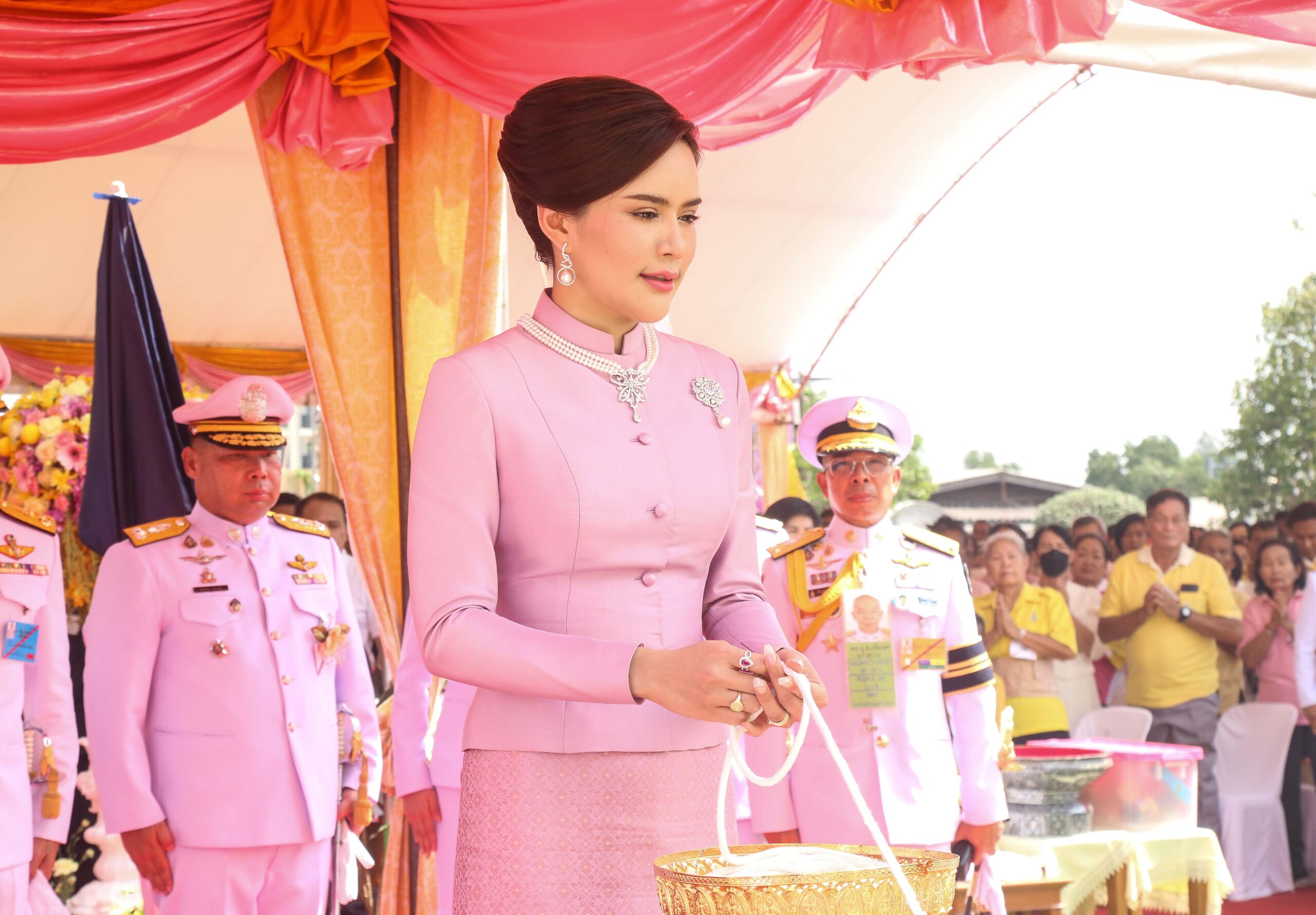 พลตรีหญิง ท่านผู้หญิงอรอนงค์ ปิยนาฎวชิรพัทธ์ เป็นผู้แทนพระองค์ ในพิธีวางศิลาฤกษ์วิหารปฐมวนาราม และเททองหล่อยอดพระเกศพระพุทธปิยนาฏวชิรพัทธ์ ณ วัดปฐมวนาราม อำเภอเมืองปทุมธานี จังหวัดปทุมธานี วันที่ 19 เมษายน 2568