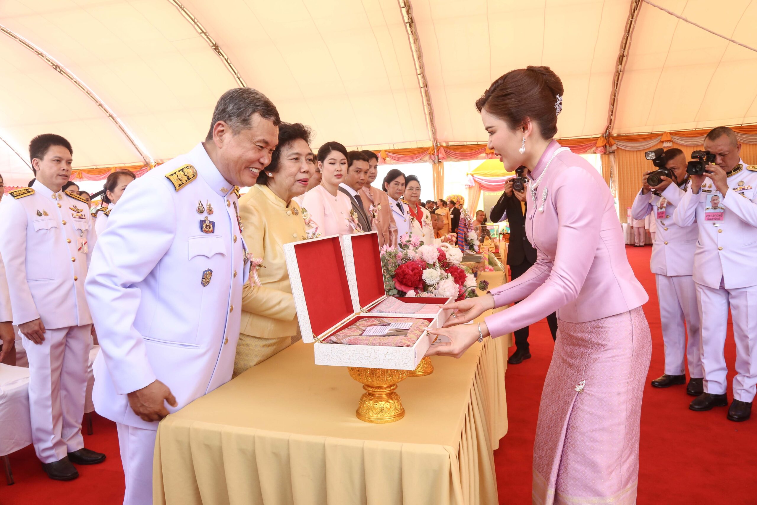 พลตรีหญิง ท่านผู้หญิงอรอนงค์ ปิยนาฎวชิรพัทธ์ เป็นผู้แทนพระองค์ ในพิธีวางศิลาฤกษ์วิหารปฐมวนาราม และเททองหล่อยอดพระเกศพระพุทธปิยนาฏวชิรพัทธ์ ณ วัดปฐมวนาราม อำเภอเมืองปทุมธานี จังหวัดปทุมธานี วันที่ 19 เมษายน 2568